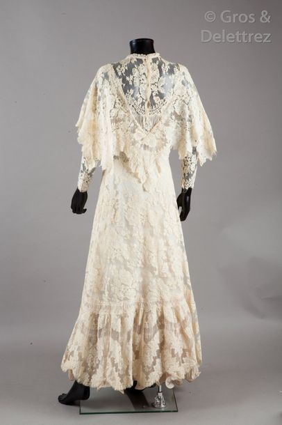 ANONYME Robe de mariée en dentelle et mousseline ivoire, encolure ronde volantée,...