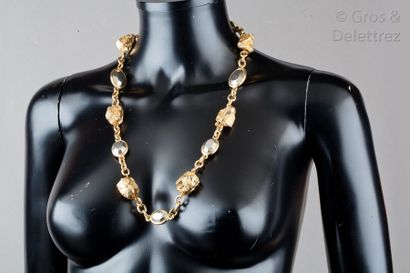 Yves SAINT LAURENT circa 1980 Sautoir chaîne en métal doré entrecoupée de motifs...