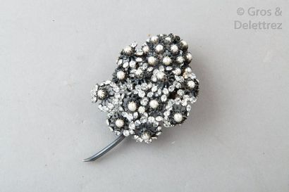 CIS pour Balenciaga circa 1960 Broche bouquet en métal argenté noirci orné de perles...
