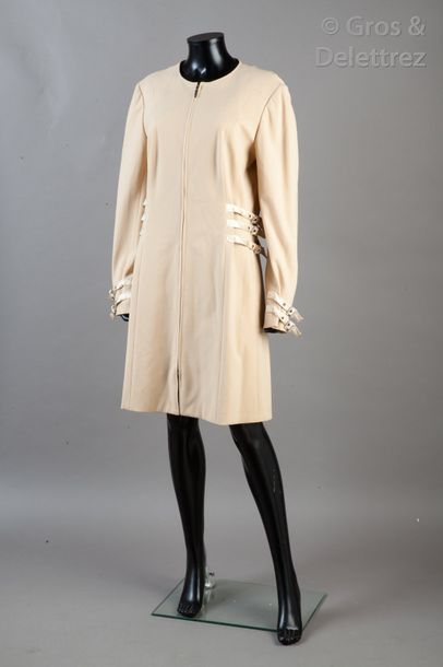 John GALLIANO Printemps/Été 2003 Robe manteau zippée en crêpe de soie champagne,...