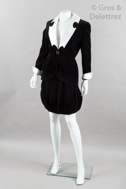 Thierry MUGLER circa 1990 Tailleur en velours de coton noir composé d’une veste à...