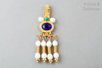 CHANEL par Gripoix Circa 1980 Broche pendant en métal doré et perles blanches d’imitation,...