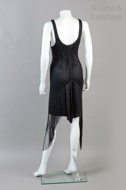 GUCCI par Tom Ford Automne/Hiver 2002 - Passage n°31 Petite robe noire en satin de...