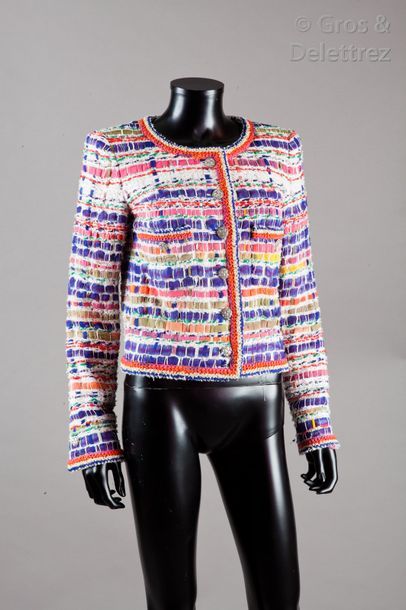 CHANEL Printemps/Été 2015 Magnifique veste en tweed multicolore gansée d’une tresse...