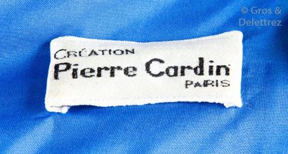 Pierre CARDIN circa 1960/1970 Robe de cocktail en crêpe bleu Roy, encolure ronde,...