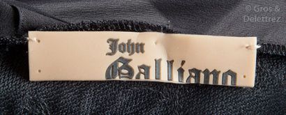 John GALLIANO Automne/Hiver 2004 Robe longue sans manche en crêpe de soie noir intercalé...