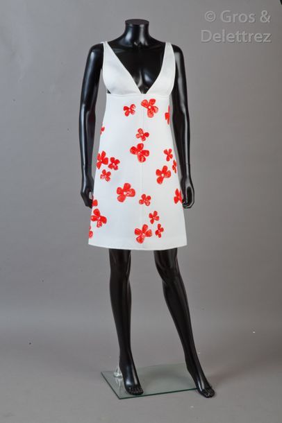 COURREGES circa 1990 Petite robe en crêpe blanc rebrodé d’un motif floral en application...