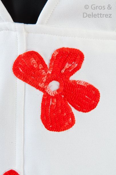 COURREGES circa 1990 Petite robe en crêpe blanc rebrodé d’un motif floral en application...