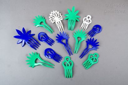 Yves Saint LAURENT Lot de quatorze peignes en plastique vert, bleu, blanc. Signé...