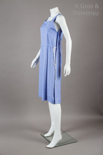 COURREGES Paris circa 1970 Ensemble en lin lavande composé d’une robe à larges bretelles...