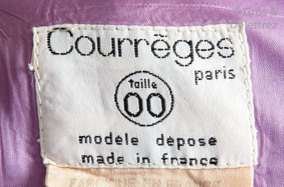 COURREGES Paris circa 1970 Ensemble en lin lavande composé d’une robe à larges bretelles...