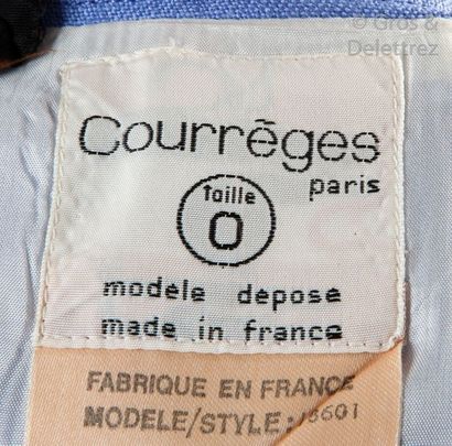 COURREGES Paris circa 1970 Ensemble en lin lavande composé d’une robe à larges bretelles...