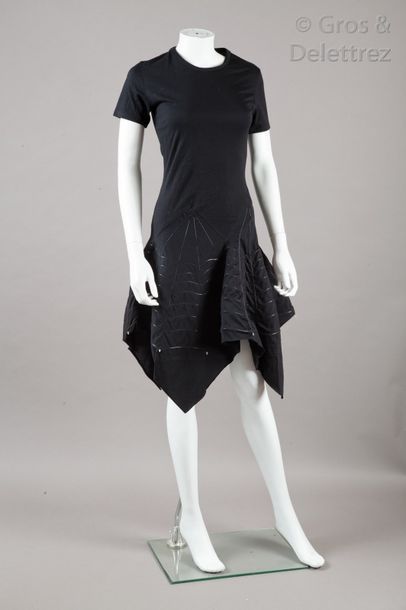 Issey MIYAKE Collection Printemps/Été 1996 Petite robe noire en jersey de coton,...