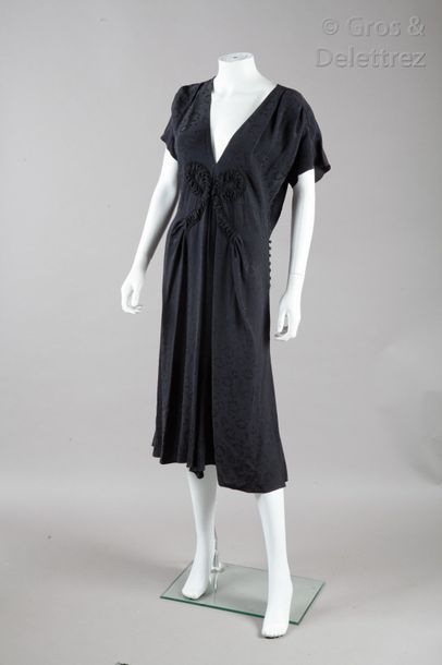 John GALLIANO Petite robe noire en soie façonnée figurant un motif de couronne de...