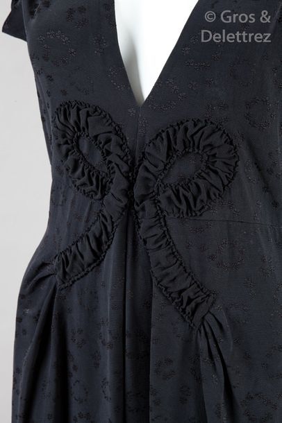John GALLIANO Petite robe noire en soie façonnée figurant un motif de couronne de...