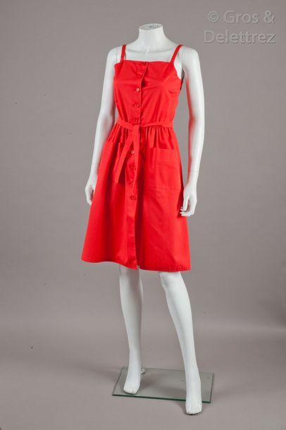 COURREGES PARIS Robe de cocktail à fines bretelles en sergé de coton rouge, décolleté...