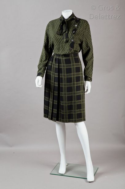 CELINE Ensemble en maille de laine à motif vert et noir, composé d’un pull à encolure...