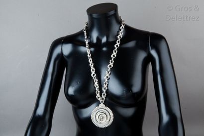 Yves SAINT LAURENT circa 1980 Magnifique pendentif articulé en métal argenté figurant...