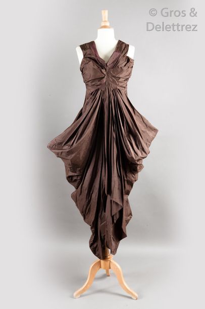 John GALLIANO Automne/Hiver 2007 Robe longue en taffetas marron façonné d’un motif...