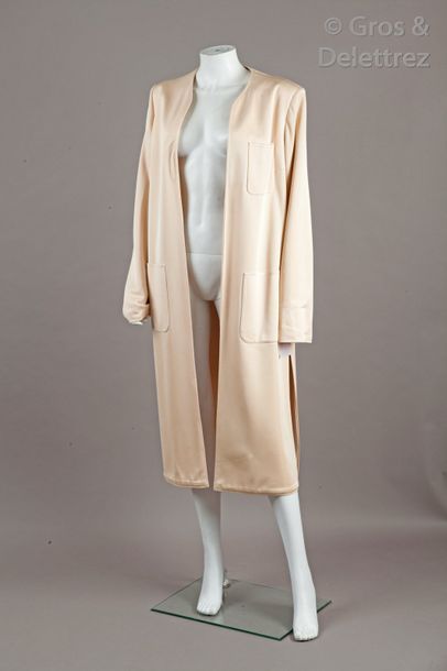 Yves SAINT LAURENT Haute Couture n°39010 circa 1990 Manteau en jersey de soie ivoire,...