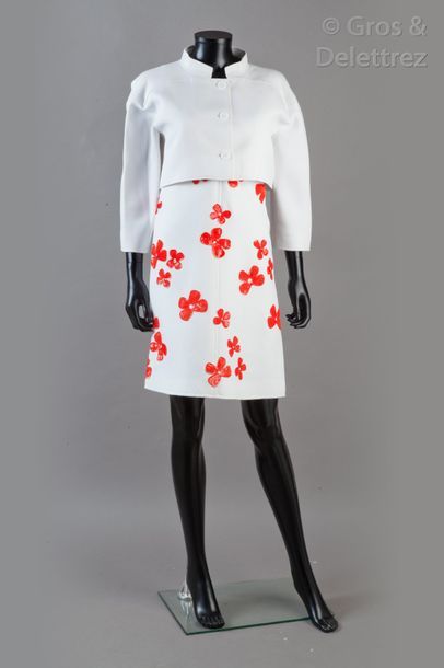 COURREGES circa 1990 Veste courte en crêpe blanc à col Mao, simple boutonnage, manches...