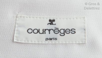 COURREGES circa 1990 Veste courte en crêpe blanc à col Mao, simple boutonnage, manches...