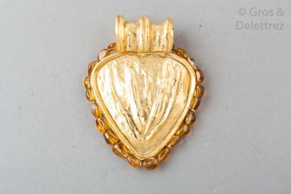 Robert GOOSSENS circa 1980 Important pendentif «?Cœur?» en métal doré martelé gansé...