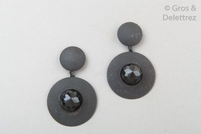 Yves SAINT LAURENT circa 1985/1990 Paire de pendants d’oreille en métal vernissé...