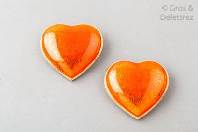 Yves Saint LAURENT Paire de clips d’oreille «?Cœur?» en métal doré ciselé à motif...