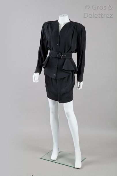 Thierry MUGLER Tailleur en crêpe noir composé d’une veste à encolure en V, simple...