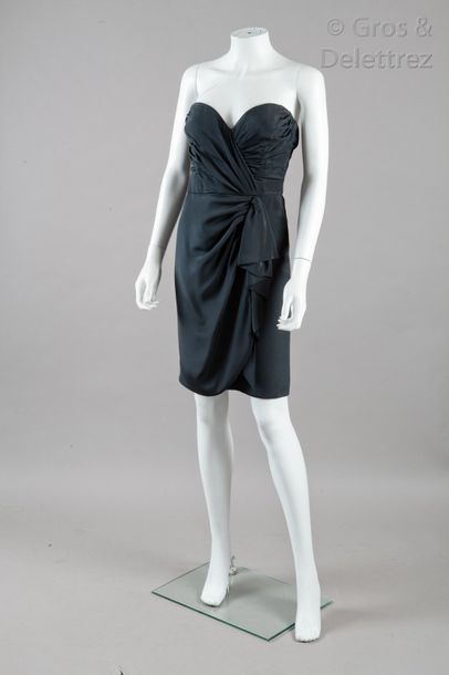 Loris AZZARO circa 1980 Petite robe noire en jersey de soie bustier, décolleté cœur...