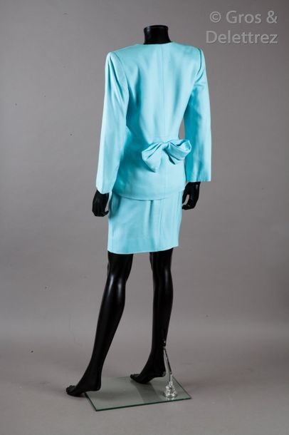 GIVENCHY couture Tailleur en lin turquoise composé d’une veste à encolure en V, manches...