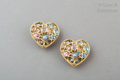 Yves Saint LAURENT Paire de clips d’oreille cœur en métal doré repercé serti de strass...