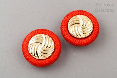 Yves Saint LAURENT Paire de clips d’oreille circulaire en métal doré à motif tournoyant,...