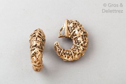 Isabel CANOVAS circa 1980 Paire de pendants d’oreille sur clip “Meillandina” en métal...