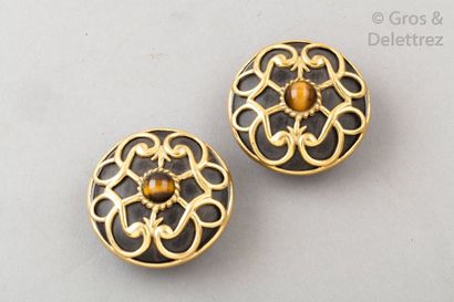Isabel CANOVAS circa 1980 Paire de clips d’oreille circulaire en métal doré à motif...
