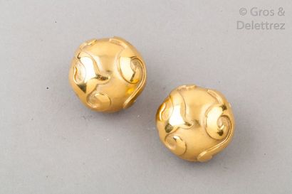 Yves Saint LAURENT Paire de clips d’oreille dôme circulaire en métal doré à motif...