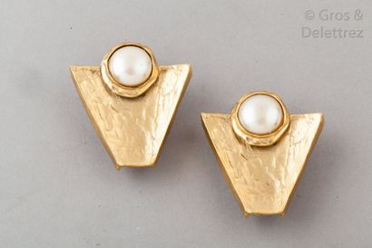 Yves Saint LAURENT Paire de clips d’oreille en métal doré martelé à motif géométrique,...