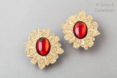 Yves Saint LAURENT Paire de clips d’oreille en métal doré perlé à motif irrégulier,...
