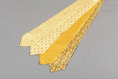 HERMÈS Paris made in France Lot de quatre cravates en twill de soie imprimée à motifs...