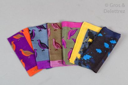 ARNYS Lot de six pochettes en soie et cachemire multicolore à motifs divers.