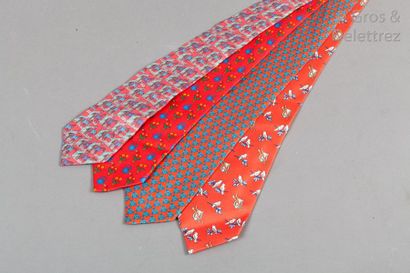 HERMÈS Paris made in France Lot de quatre cravates en twill de soie imprimée à motifs...
