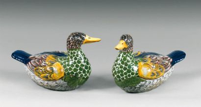 ALLEMAGNE Paire de terrines couvertes en forme de canards à décor polychrome. XIXème...