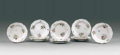 DOCCIA Suite de onze assiettes en porcelaine à décor de bouquet de fleurs. XVIIIème...