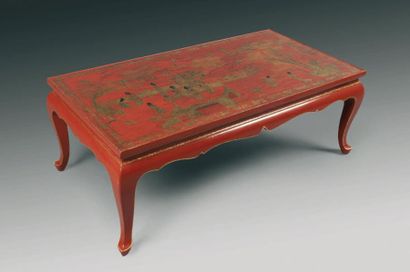null TABLE BASSE de forme rectangulaire en laque de Chine à fond rouge décorée en...