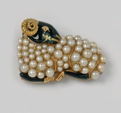 null Broche «Bélier» en or jaune et émail noir ornée de perles de culture, l' oeil...