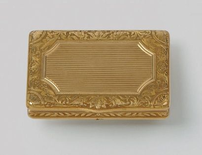 null Tabatière rectangulaire en or ciselé à décor de cannelures entourées d'une frise...