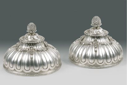 null PAIRE DE CLOCHES COUVRE-PLATS DU SERVICE ORLOFF en argent, de forme ronde, à...