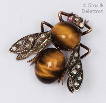 null Broche «?Abeille?» en or et argent enrichie de deux cabochons d’œil de tigre,...