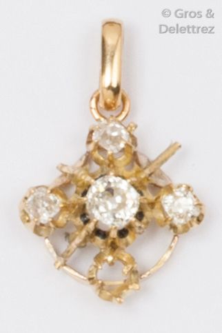 null Pendentif «?Trèfle?» en or jaune orné de diamants de taille ancienne. P. 2,6g....